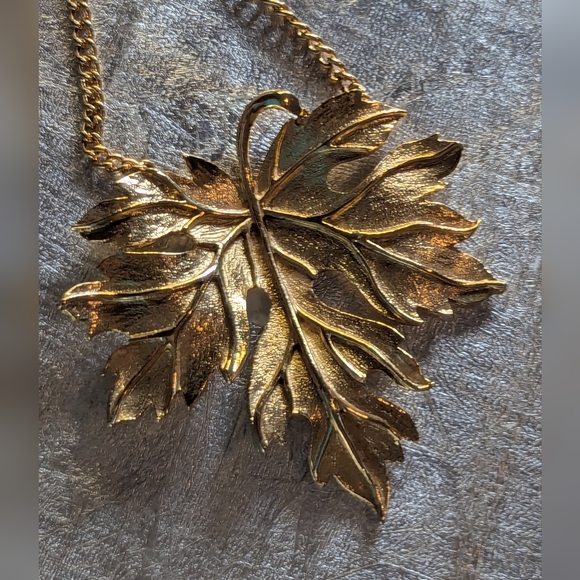 Vintage Goldtone Leaf Necklace 12 " Fall, Autumn, Nature, Tree - Picture 2 of 7
